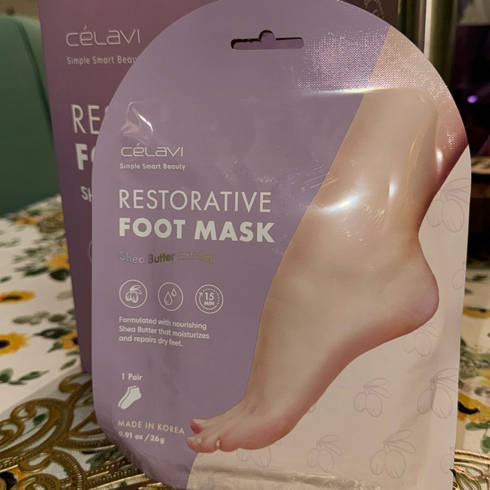 RESTORATIVE FOOT MASK
Shea Butter Extract
